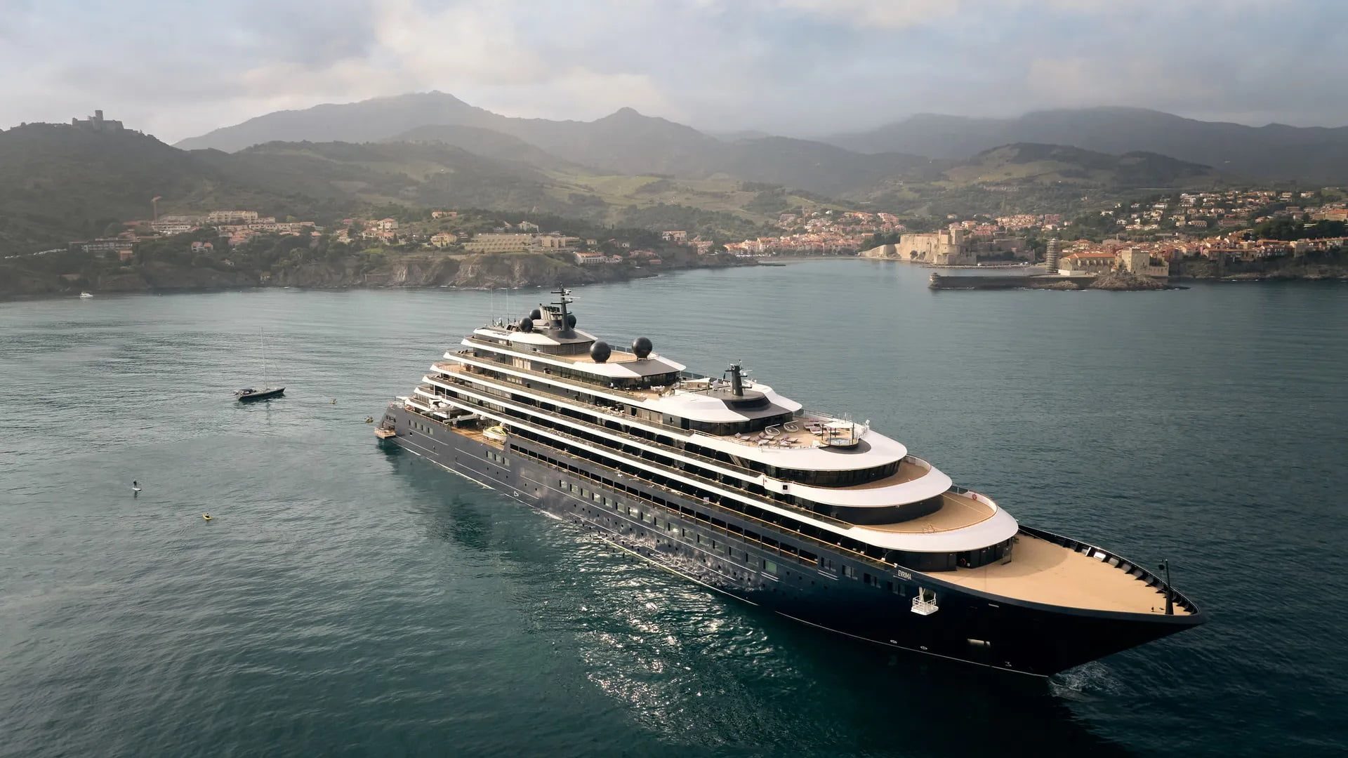 0-Ritz_Carlton_Yacht_Collection_Evrima